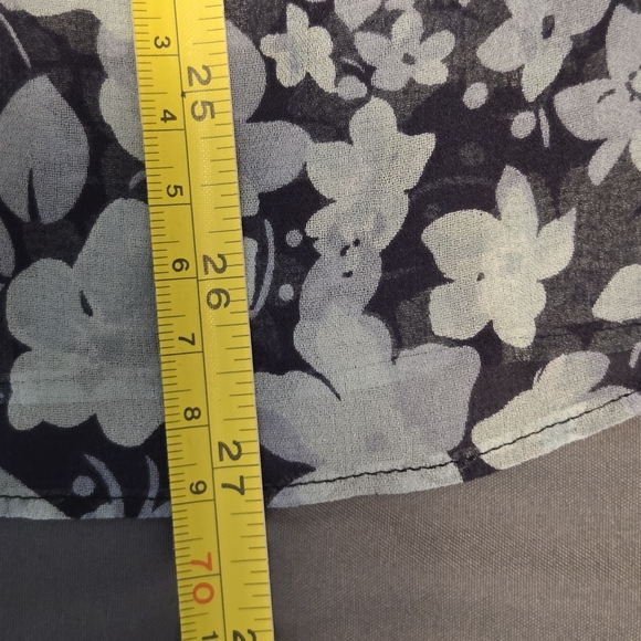 Banana Republic Black and White Floral Blouse - Picture 7 of 7